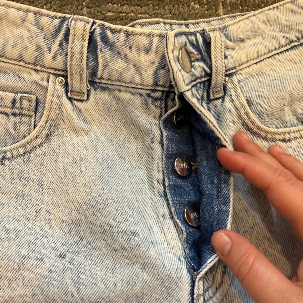 Zara Womens High Rise Acid Wash Denim Cutoff Shorts Light Blue Size 2 Button Fly - Picture 2 of 4